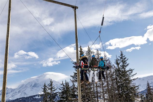 Personnes sur la Giant Swing en hiver - Mélanie Calceï