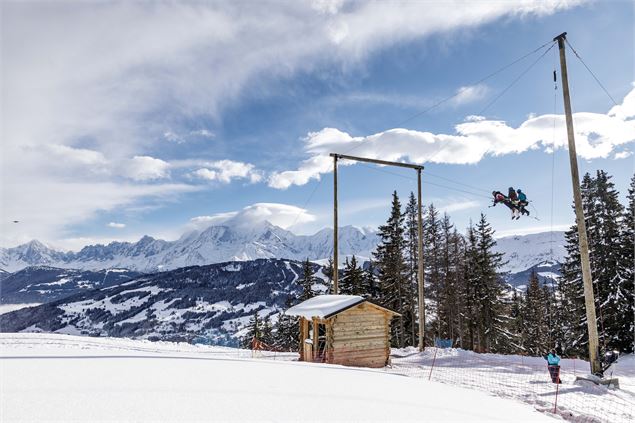 Personnes sur la Giant Swing en hiver - Mélanie Calceï