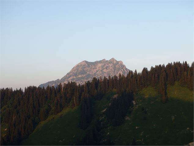 Roc d'Enfer vu depuis la crête des Follys - Office de Tourisme des Alpes du Léman