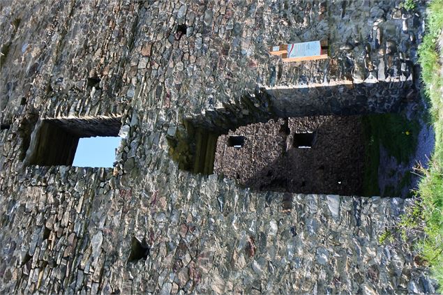 Entrée de la Tour de Berold - Communauté de Communes Cœur de Maurienne Arvan