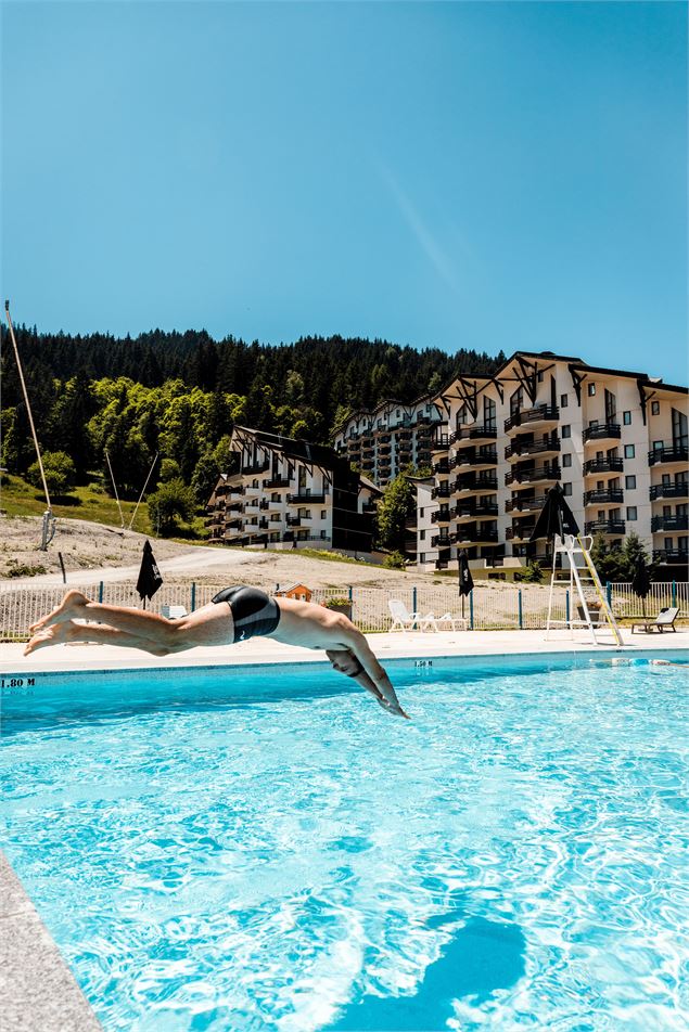 Personne qui plonge dans la piscine - Courchevel Tourisme