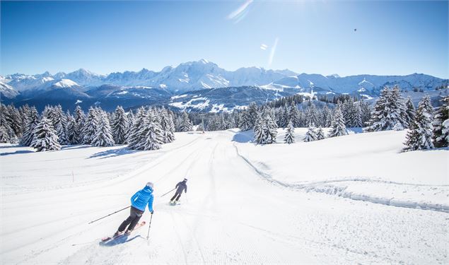 Ski de piste sur une belle bleue à Combloux surplombant la vallée - Soren Rickards