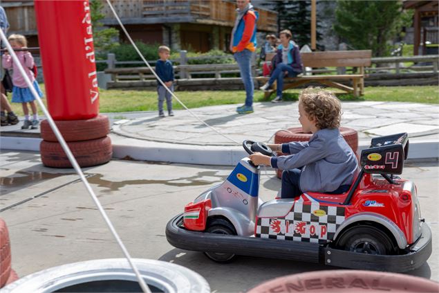 Enfant qui conduit un p'tit bolide - Yann ALLEGRE