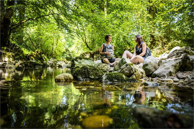 Arrêt fraicheur au bord du Cozon - B. Becker/Auvergne-Rhône-Alpes Tourisme