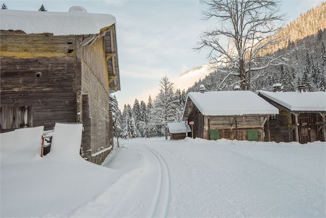 Ski de fond au milieu des vieux chalets des Albertans - Yvan Tisseyre / OT Vallée d'Aulps