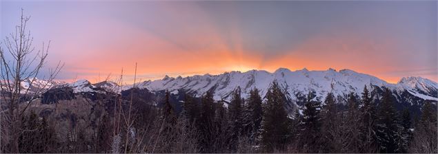 Chaine des Aravis depuis au levé du soleil - OT Saint Jean de Sixt