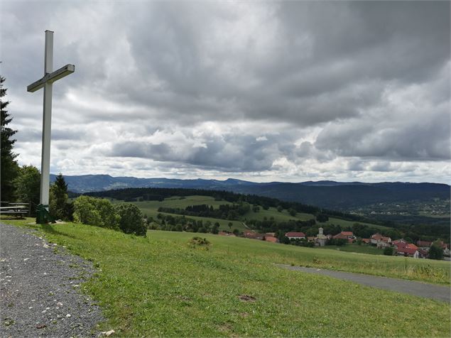 La croix de Giron, vue sur le village - @Daniel Gillet