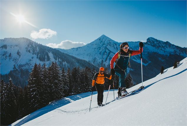 deux skieurs en peaux de phoque dans la poudreuse du Domaine skiable de Morzine - Sam Ingles - OT Mo