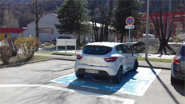 Place de parking pour personnes à mobilité réduite - Communauté de Communes Cœur de Maurienne Arvan