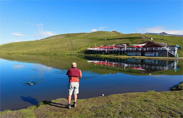 Lac de l'Ouillette et pêcheur - Val d'Isère Tourisme