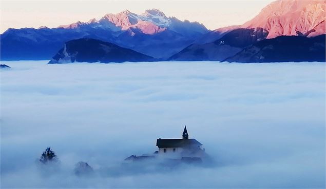 Eglise Saint-Michel dans les nuages - Paul Bonnet