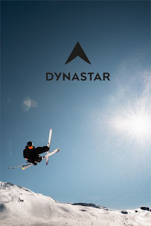 Skieur freestyle sur le snowpark de Val d'Isère avec logo Dynastar - Yann ALLEGRE