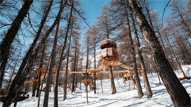 Évoluez dans les arbres, sur des passerelles suspendues vous menant dans des cabanes en bois au cœur