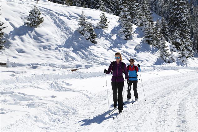 2 skieuses de fond dans la réserve naturelle du lac de Tuéda - Sylvain Aymoz/Méribel Tourisme