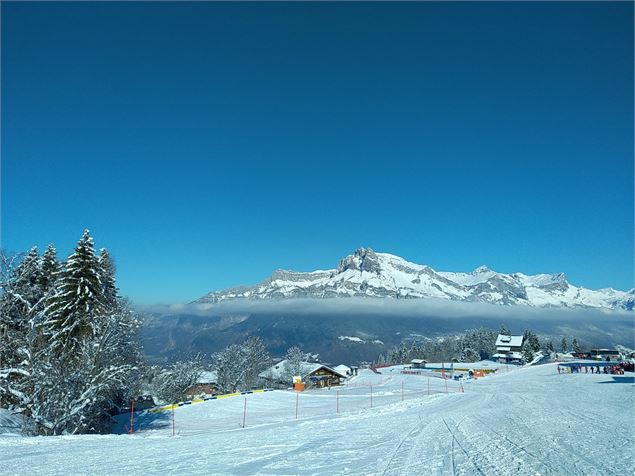 L'espace luge de la Cry à Combloux est située à proximité des pistes de ski alpin face au Fiz; sous 