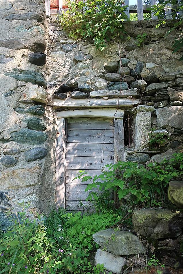 Porte en bois dans le hameau - OTGP