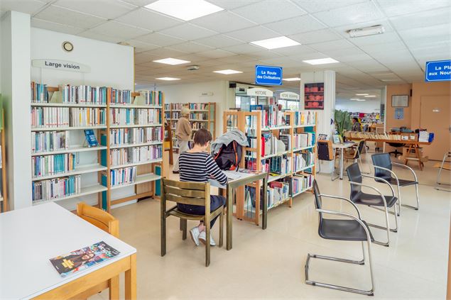 Médiathèque Novel - Secteur adulte et tables de travail - Gilles Piel