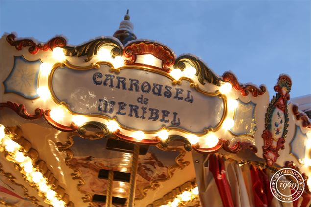 Carrousel style 1900 manège enfant et adulte - La folie douce