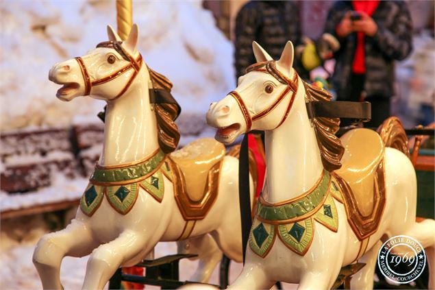 Carrousel style 1900 manège enfant et adulte, chevaux, voiture de pompier, avion, montgolfière et di