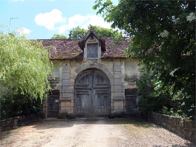 Porche de la chartreuse de Montmerle - DR Propriétaire de l'étang