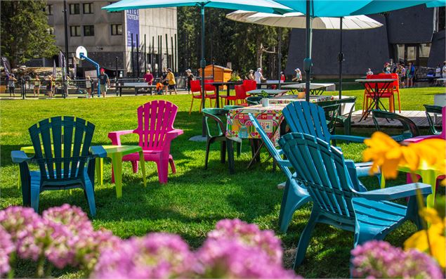 Terrasse sur l'herbe avec des zones ombragées sous parasols - OT Flaine-Candice Genard