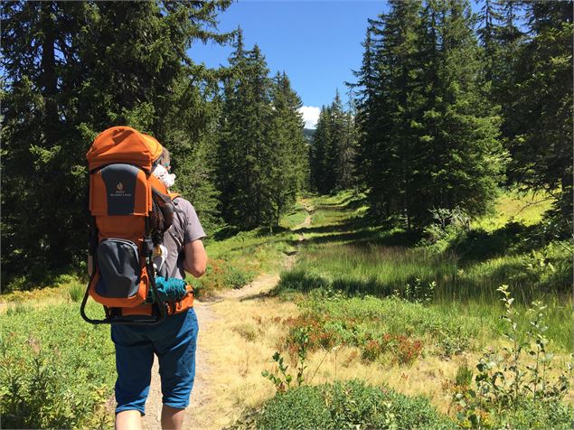 Sentier des Arpelières avec porte bébé - Office de Tourisme du Val d'Arly