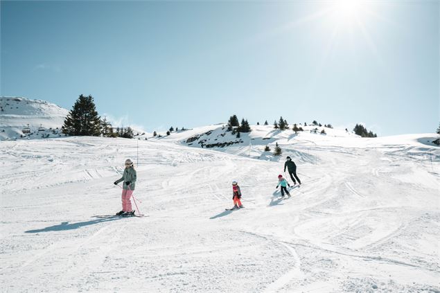 Famille en ski sur les pistes de Plaine Dranse - JF Vuarand - Châtel Tourisme