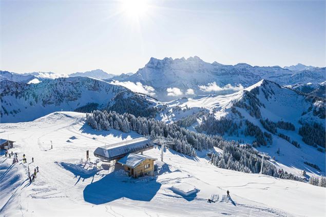 Arrivée du télésiège du Morclan avec vue sur les Dents du Midi - JF Vuarand - Châtel Tourisme