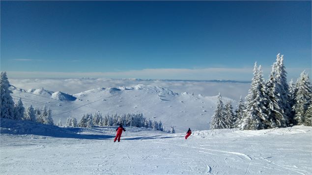 Skieurs sur piste rouge Hirmentaz-vue sur les Crêtes - OTADL