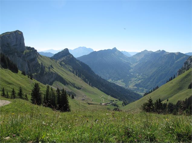 Du col de la Forclaz le Hameau de Mayze et le col de la Buffe - Jacques PIETU