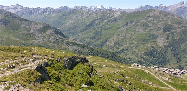 Photo surplombant les montagnes environnantes