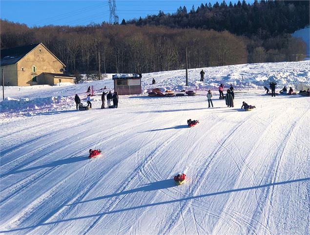 Airboard et snowtubing aux Plans d'Hotonnes - Office de Tourisme Bugey Sud Grand Colombier