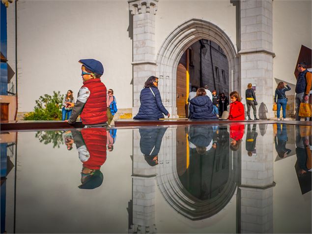 Reflets de visiteurs sur le parvis du Musée-Château d'Annecy - Gilles Piel