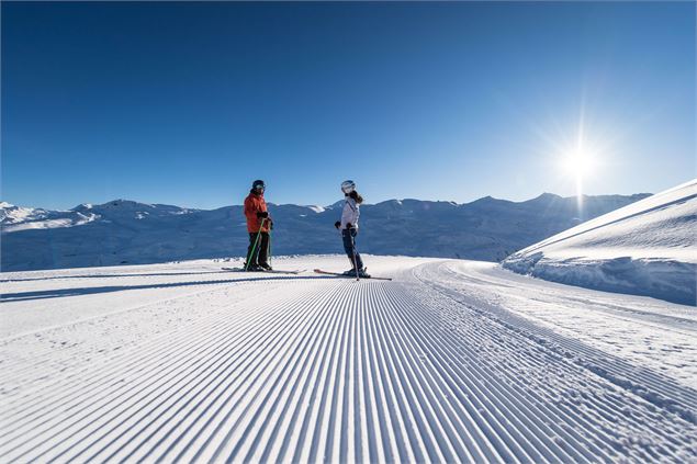 Jeune couple sur la piste escargot à Valloire - Thibaut Blais / Valloire Tourisme