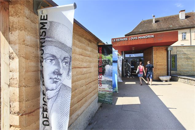 Accès piéton et personnes handicapées au Repaire Louis Mandrin - entrée par le parc - Office de Tour