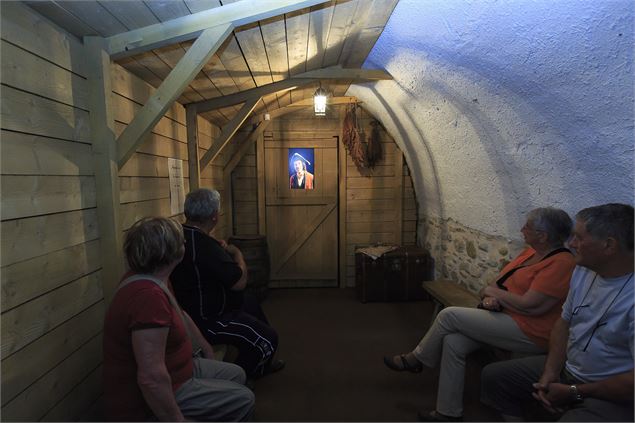 Un groupe dans la cabane du Repaire Louis Mandrin - Office de Tourisme Pays du Lac d'Aiguebelette © 