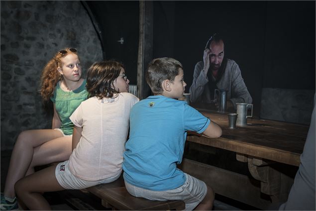 Salle de la taverne - visite du Repaire Louis Mandrin avec des enfants - Office de Tourisme Pays du 