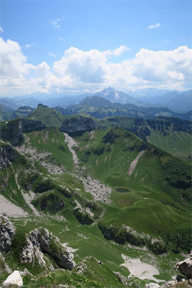 Vue sur le lac de la Case depuis la Dent d'Oche