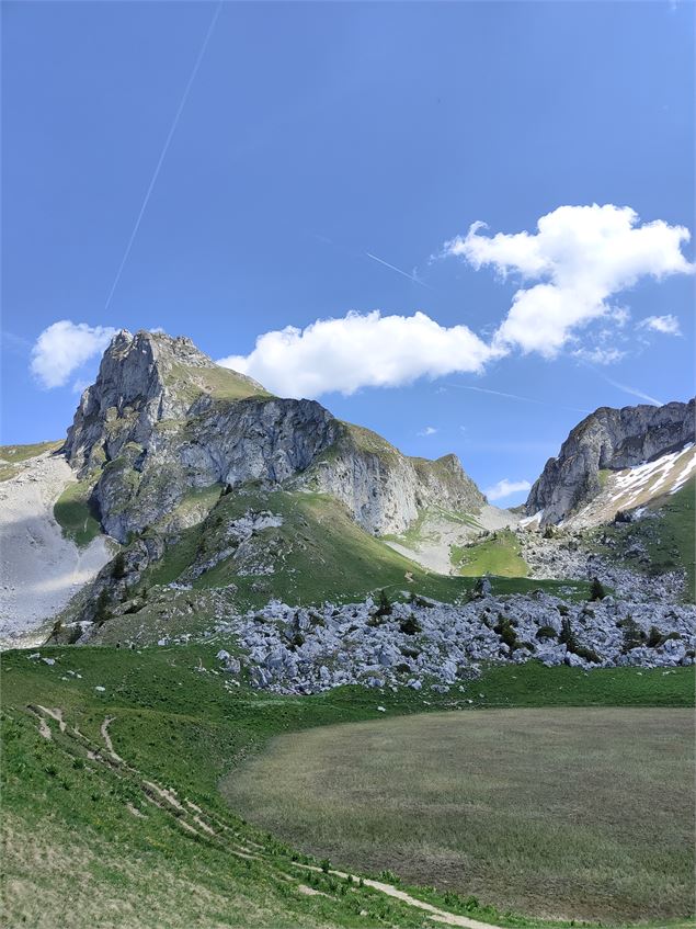 Vue sur le Château d'Oche depuis le lac de la Case - Pauline Felici