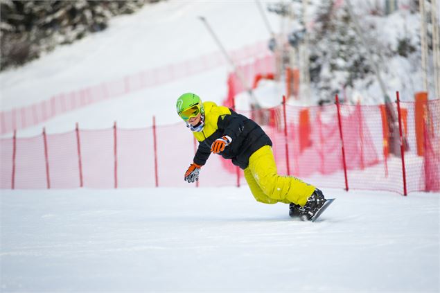 Snowboarder sur la piste - pierre raphoz