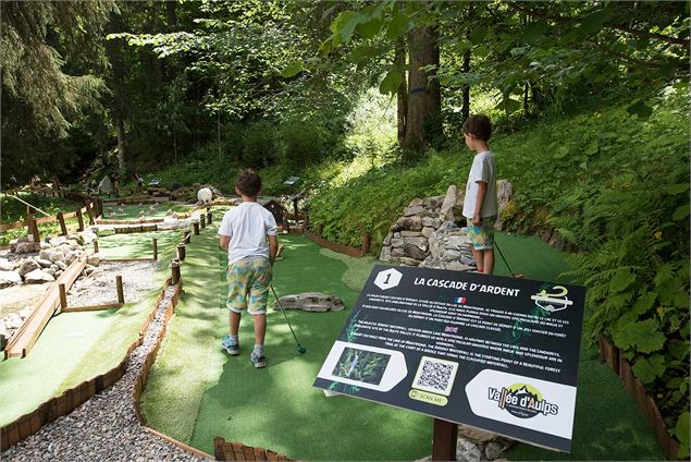 Mini golf du Lac de Montriond - Yvan Tisseyre / OT Vallée d'Aulps