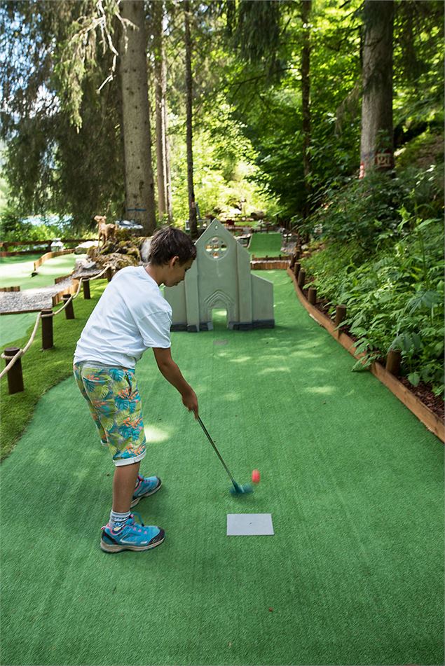 Mini golf du Lac de Montriond - Yvan Tisseyre / OT Vallée d'Aulps