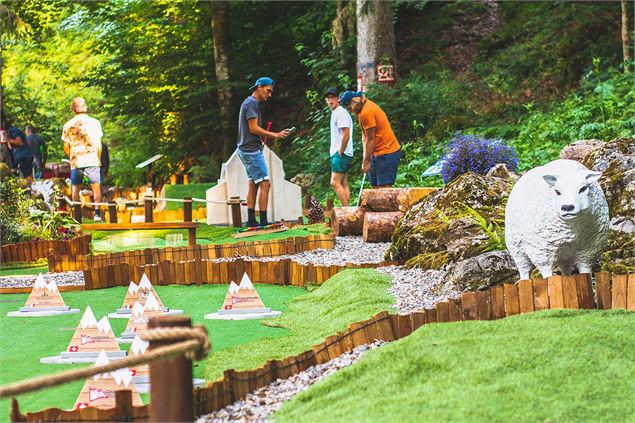 Mini golf du Lac de Montriond - Yvan Tisseyre / OT Vallée d'Aulps