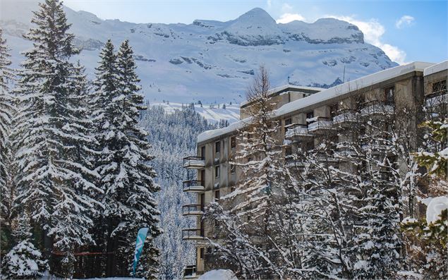 Vue du bâtiment depuis le parking du cabinet médical - OT Flaine-Candice Genard