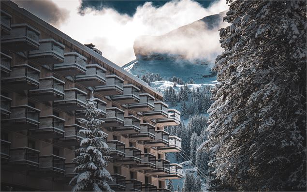 Vue du bâtiment depuis l'arrivée de Flaine Forum - OT Flaine-Candice Genard