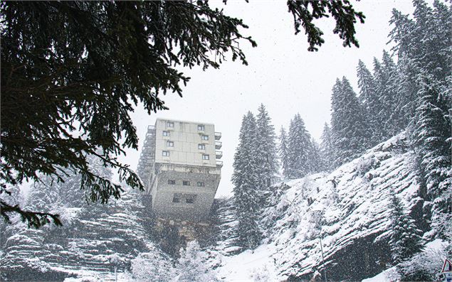 Vue sur la terrasse-solarium sous la neige - OT Flaine-Candice Genard