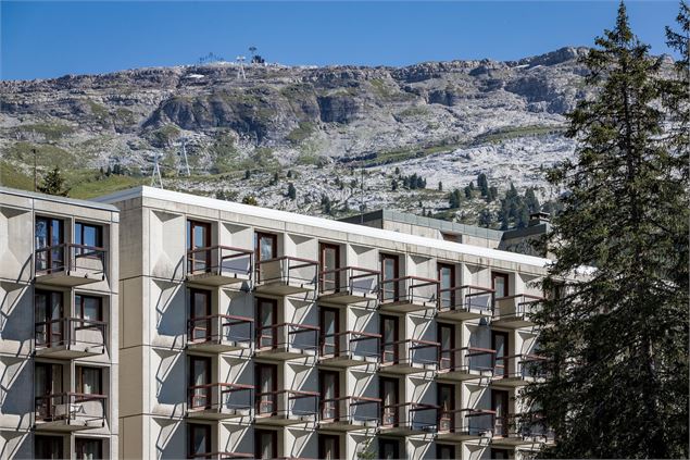 Vue du bâtiment avec les Grandes Platières en toile de fond - OT Flaine-Candice Genard