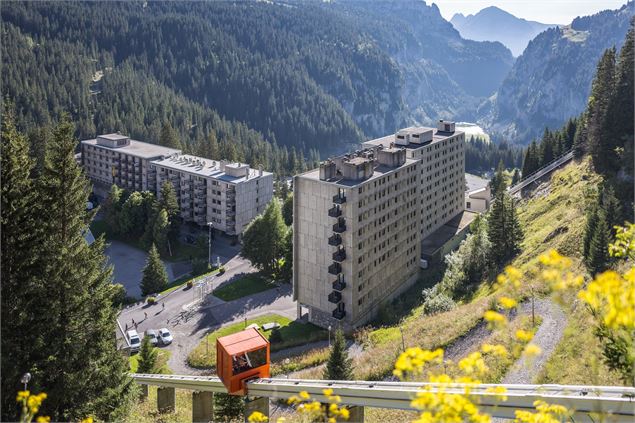 Vue plus large de l'ascenseur N°1 depuis Flaine Forêt - OT Flaine-Candice Genard