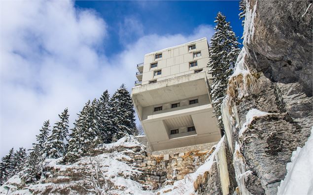 Vue sur la terrasse-solarium de l'Hôtel Le Flaine (MMV Le Flaine), le bâtiment est classé au Monumen