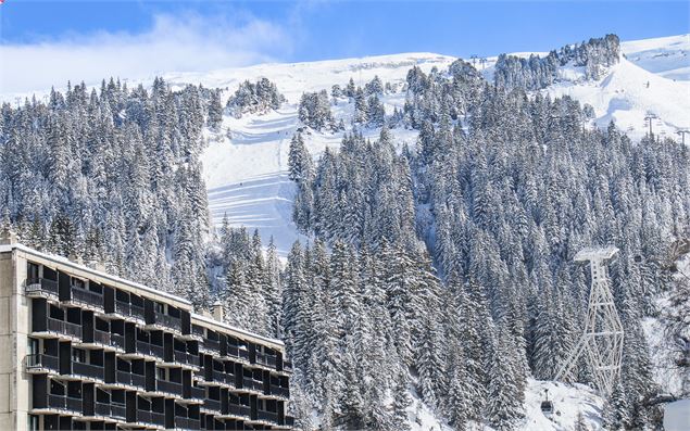 Vue du bâtiment Aldébaran et des pistes du Grand Massif - OT Flaine-Candice Genard